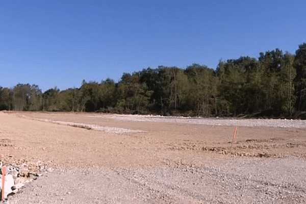 C'est ici que devraient être accueillis les gens du voyage... mais les travaux ont été arrêtés