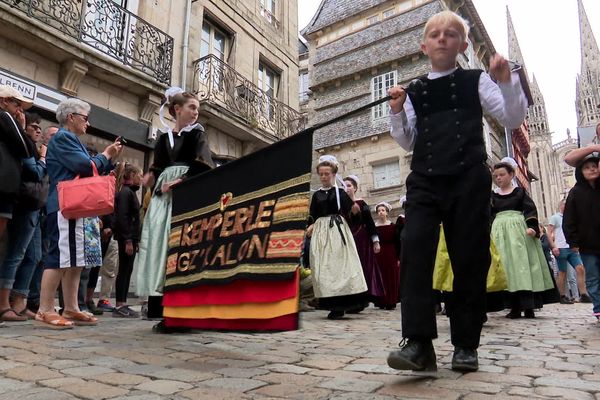 À Quimper, chacun a ses souvenirs : "Le festival, c'est la fête, lance un sonneur. Les copains, les beaux habits, les défilés du matin qui commencent trop tôt et des quatrièmes mi-temps... plein !"