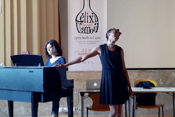 La chanteuse Fé Avouglan accompagnée par la pianiste Juliette Sabbah lors de la soirée de présentation de l'opéra l'Elixir d'amour du Labopéra de l'Oise en juin 2021.