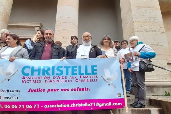 L'association Christelle sont pour la plupart de la famille et amis des jeunes femmes assassinées en Saône-et-Loire dans les années 1980 - 1990.