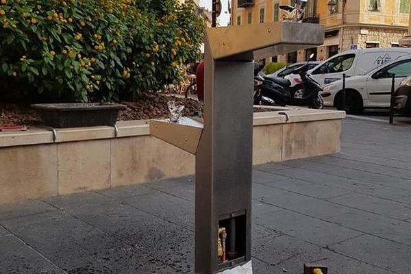 La fontaine est de retour sur la place du Pin à Nice. 