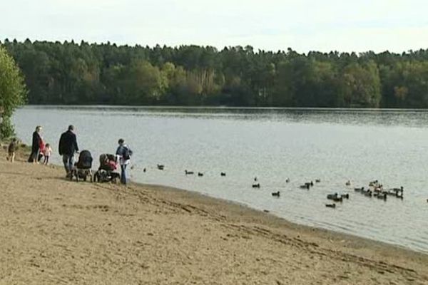 A la Toussaint, Auvergnats et touristes passent quelques jours au Lac d'Aydat. Le site a fait la une des journaux sur fond d'affaire Fiona. 