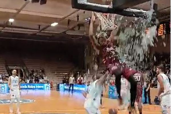 Léopold  Ca prend tous les éclats du panneau de basket.