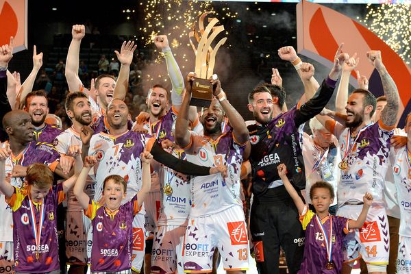 la joie des handballeurs nantais, vainqueurs de la Coupe de France 