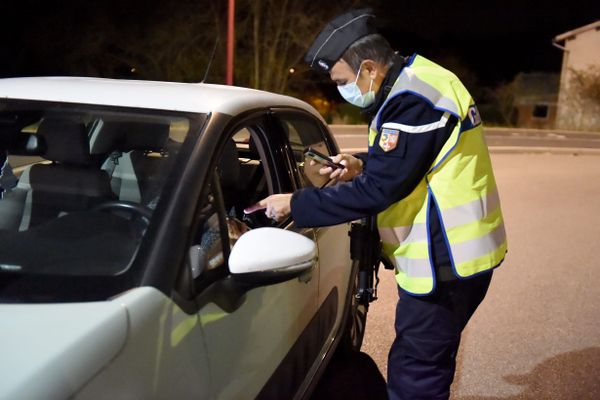 Des contrôles auront lieu sur les routes, pendant le couvre-feu et il faudra toujours présenter une attestation de déplacement, entre 20 h et 6 h à partir du 15 décembre