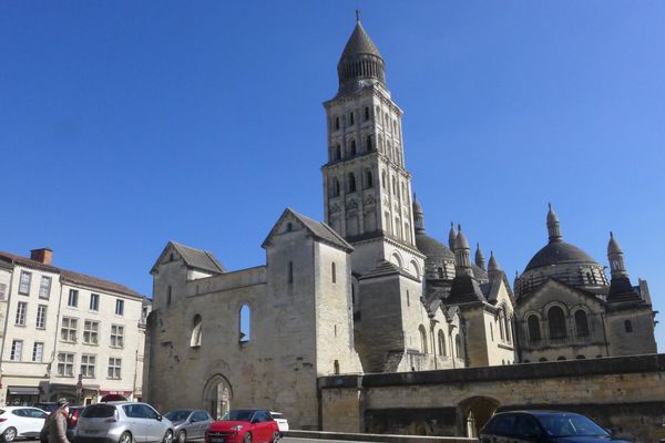 Ce dimanche, exceptionnellement, l'évêque se tiendra sur le toit de la cathédrale pour la bénédiction des Rameaux. 