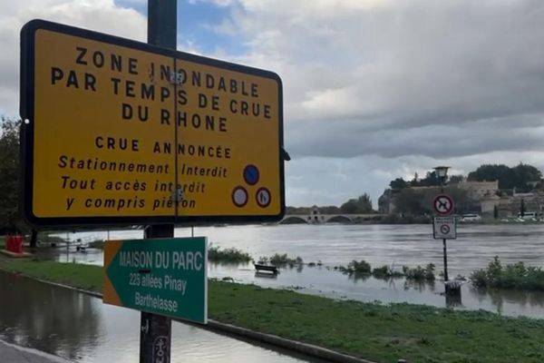 L'eau monte à Avignon ce jeudi 17 octobre, les parkings à proximité du pont ont été fermés, les voitures évacuées.