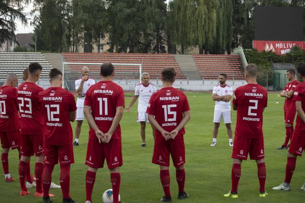 Les joueurs du FC Annecy et l'entraîneur du club, Michel Poinsignon, le 5 août 2019.