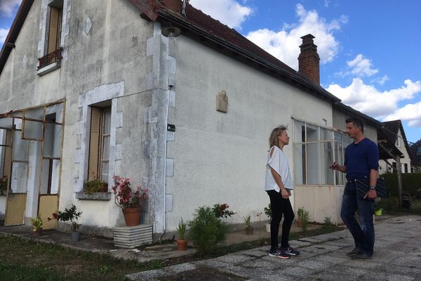 Christelle, devant sa maison, discute avec Bertrand Lehoux, le technicien en habitat insalubre chargé du diagnostic énergétique.