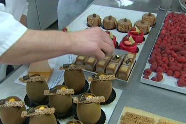 Dans l'atelier d'un chocolatier.