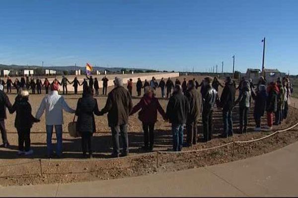 Les membres de l'association FFREEE (fils et fils de Républicains espagnols et enfants de l'exode) avec les membres de la Cimade se rassemblent devant le centre de rétention administrative de Rivesaltes pour rendre hommage aux migrants.