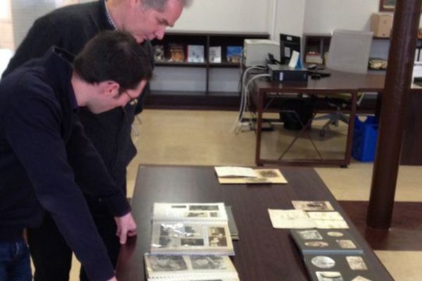 Le conservateur des archives municipales de Nancy et son adjoint supervisent la collecte