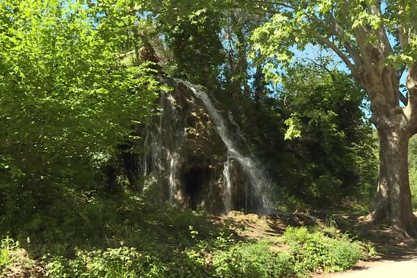 Avec les pluies de ces dernières semaines et le travail de plusieurs bénévoles, la cascade de Lorgues n'est plus tarie.