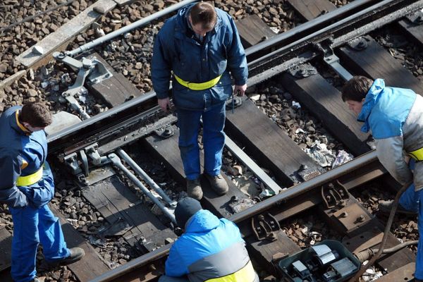 Suite à la découverte d'un engin explosif sur la ligne SNCF entre Paris et Toulouse en 2004, une vaste inspection des voies ferrées avait été décidée.