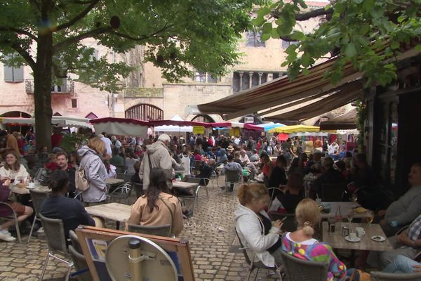 Les rues de Saint-Antonin-Noble-Val font le plein de touristes malgré le départ des Britanniques.