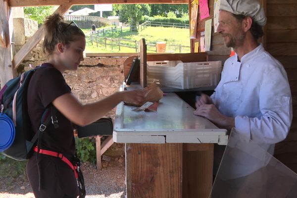 En cette période estivale, ce site demeure un haut lieu de la randonnée et de l'art contemporain grâce au CIAP, mais on y vient également pour le savoir-faire du boulanger.