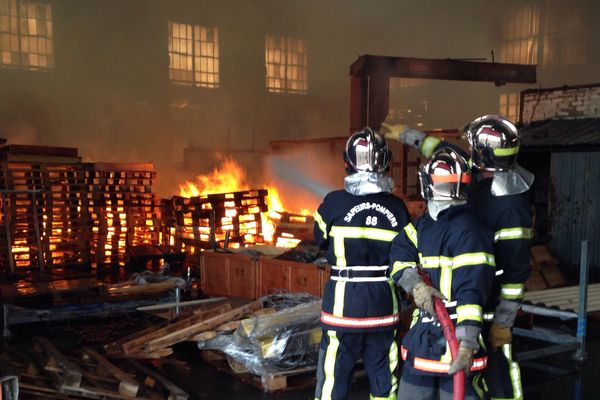 Le feu a pris dans le stock de palettes