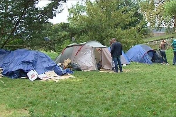 Les tentes des demandeurs d'asile en attente de logement à Besançon comme le prévoit la loi.