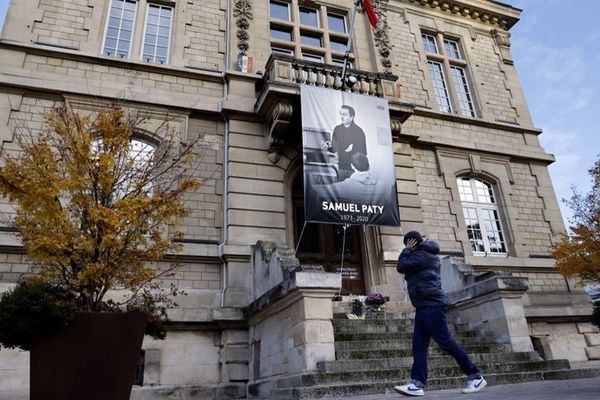 La photo de l'enseignant Samuel Paty est affichée sur la façade de la mairie de Conflans-Sainte-Honorine, dans les Yvelines, le 3 novembre 2020. 