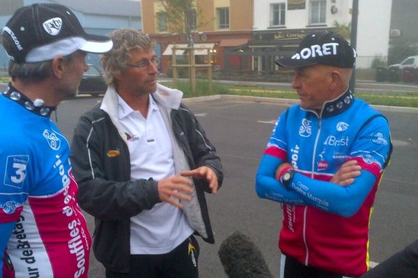 Le navigateur brestois Bernard Stamm entre Pascal Nau et Camille Fouillen au départ de l'étape Brest-Quimper.