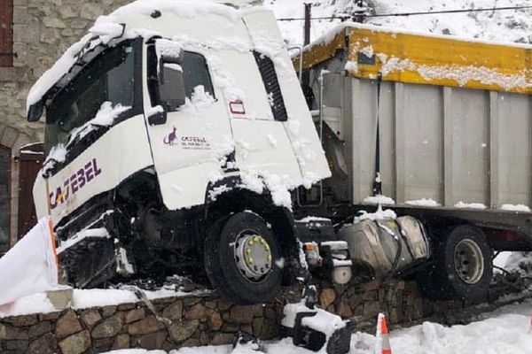 La chauffeur du camion a perdu le contrôle de son véhicule alors qu'il circulait sur la neige malgré l'interdiction à l'Hospitalet-près-l'Adndorre.