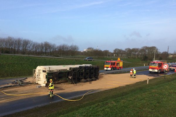 Un camion et son chargement de blé se sont renversés à hauteur de Bégard dans les Côtes-d'Armor