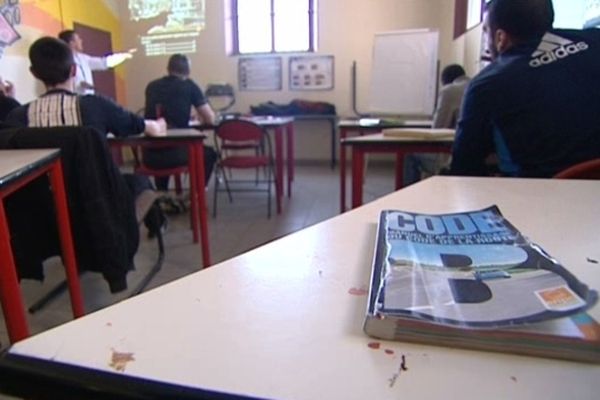 Une trentaine de détenus participent à des cours de code de la route.