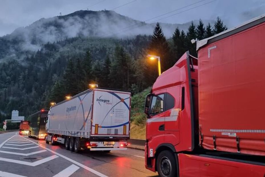 la difficile situazione dei trasportatori di fronte alla chiusura dell’autostrada A43