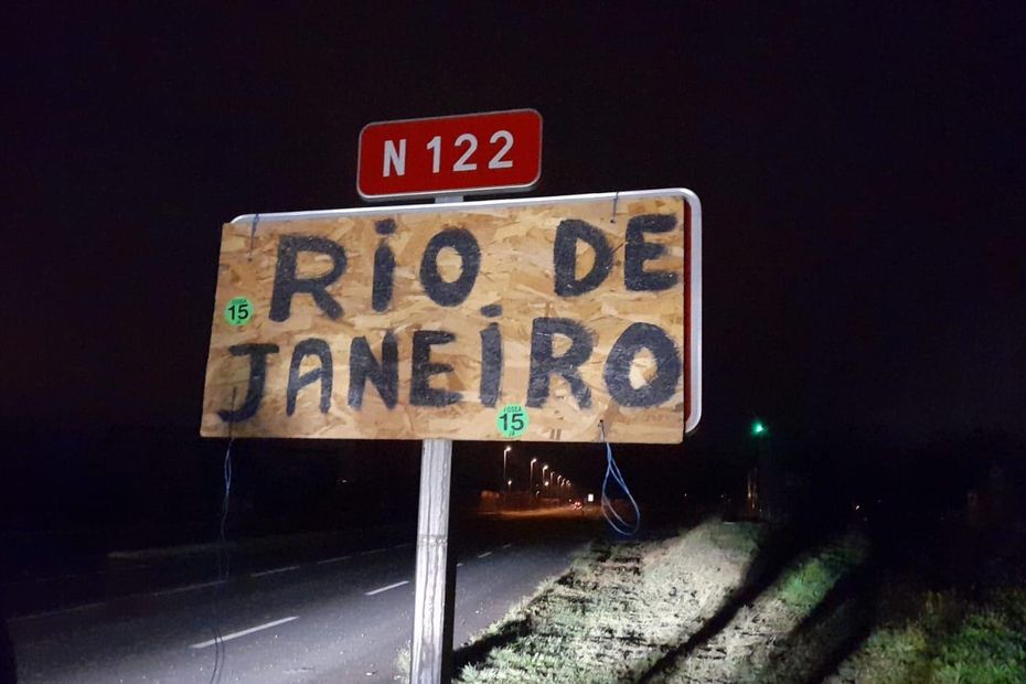 Angry farmers. Municipalities of Cantal renamed into cities of South America