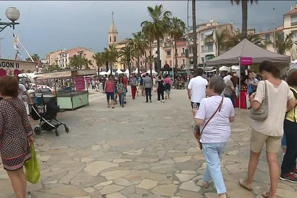 Des stands de producteurs de vin sur le port de Sanary-sur-Mer.