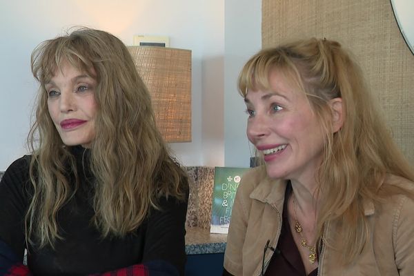 Arielle Dombasle et Julie Depardieu, respectivement présidente et membre du jury du 35ᵉ festival du film britannique et irlandais de Dinard.