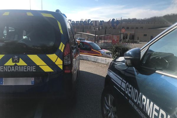 Des véhicules de gendarmerie sont postés devant le Carrefour de Francheville avenue du Chater depuis 6h ce 27 février 2023.