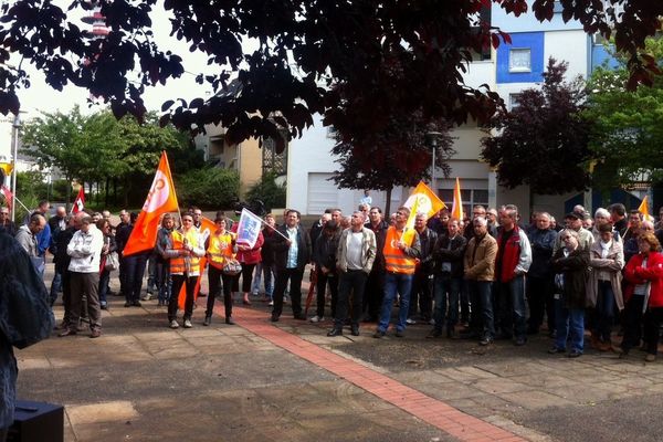 Une centaine de salariés de DCNS sont rassemblés devant la permanence de Jean-Marc Ayrault, place de Preux, à Saint-Herblain.