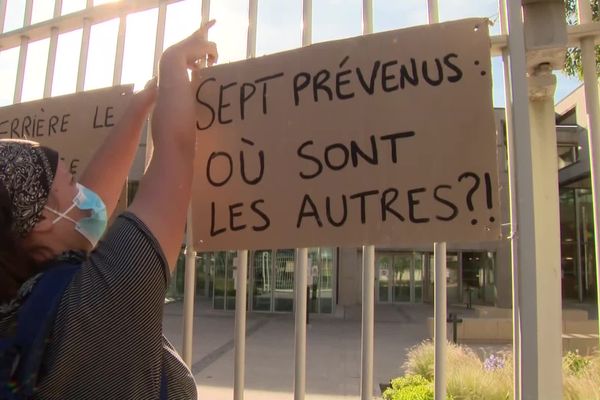 Les étudiants et leurs avocats dénoncent des manquements dans l'instruction de l'affaire. 