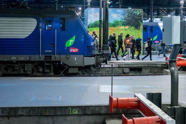 Photo d'illustration. Un train sur les quais de la gare Saint-Lazare à Paris.