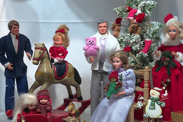 Plusieurs poupées Barbie spéciales Noël sont exposées à Puget-sur-Argens.