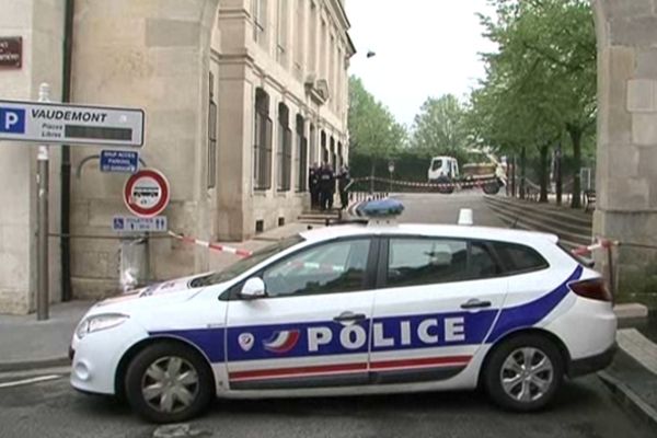 La police a bouclé le secteur.