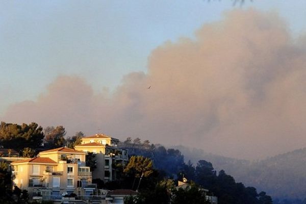 Le feu est désormais fixé mais 300 pompiers restent sur place. 