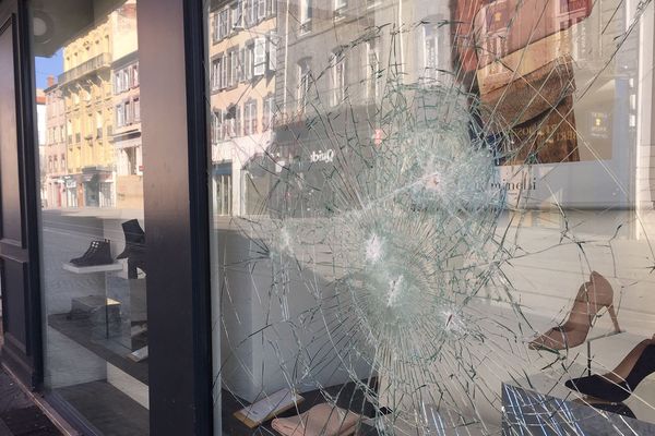 Plusieurs petits commerces, dans le centre historique de Clermont-Ferrand, ont été vandalisés par des casseurs au cours de la manifestation des gilets jaunes le 23 février.