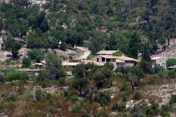 Outre la bâtisse principale, la propriété comprend plusieurs maisons d'amis, une chapelle, un bar-restaurant, un atelier-garage, une maison du personnel, une cabane de chasseur, une salle de jeux pour enfants, un espace de remise en forme, une cuisine professionnelle...