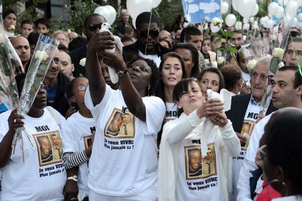 Les parents de Kevin et Sofiane lors de la marche du 2 octobre 2012 à Grenoble