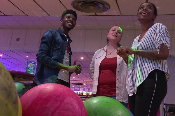 Soirée bowling pour Aïcha et son filleul Samuel.