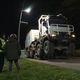 Un camion vibreur en suspension est installé sur la route