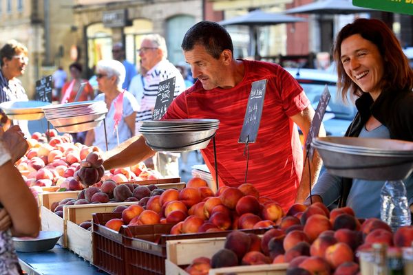 Le marché de Pont de Vaux est l'un des rares encore ouvert dans le département de l'Ain depuis que le confinement général a été décrété avec l'épidémie du Coronavirus en France.