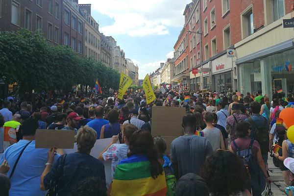 Le cortège de la marche des fiertés dans les rues d'Amiens le samedi 22 juin 2019