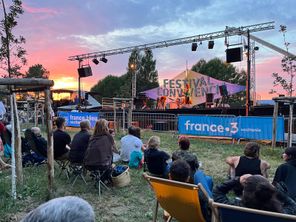 Pendant 3 semaines au mois de juillet, la péniche du festival Convivencia se transforme en scène flottante pour offrir des concerts gratuits en pleine nature le long du canal du midi.