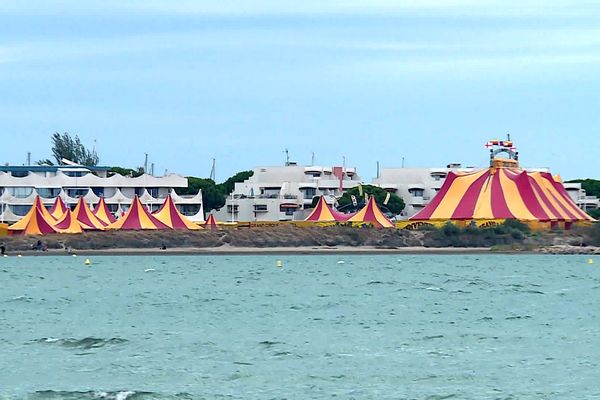 Le Grau-du-Roi (Gard) - le cirque Muller-Zavatta implanté en bord de mer - 3 août 2023.