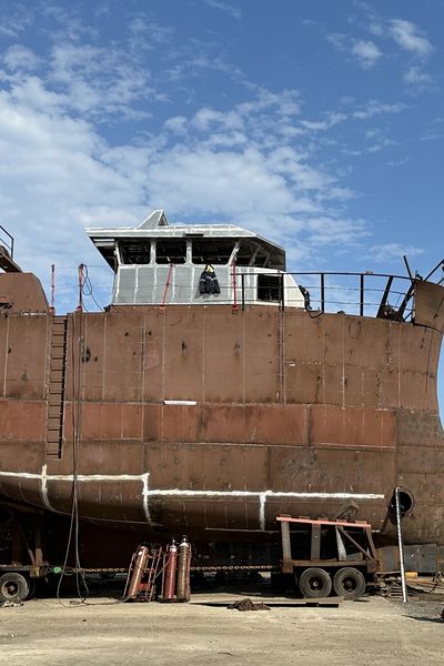 Le chalutier le Saint Paul 2 est loin d'être construit. Le chantier naval a fait faillite, laissant le patron pêcheur sans bateau et endetté