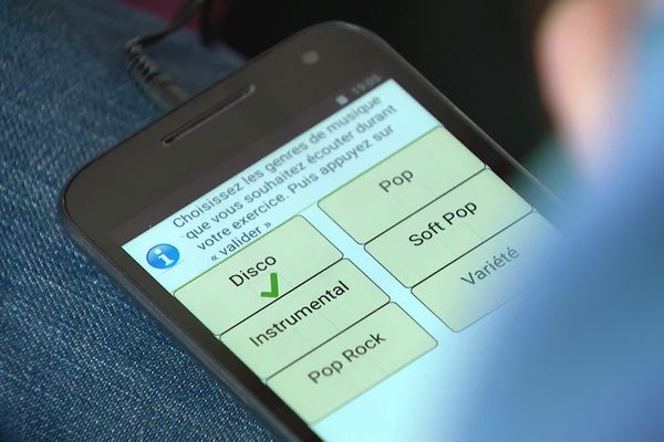 L'application, reliée à des capteurs, adapte le rythme de la musique à celui du patient.