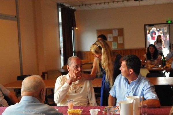 L'ancien président Jacques Chirac cet été en vacances à Sarran, dans un café. Sophie Dessus venant le saluer (18/07/2013)